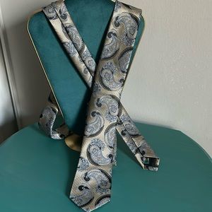 New Brand Q Italian Men’s Blue Gold Textured Paisley Tie and Handkerchief Set